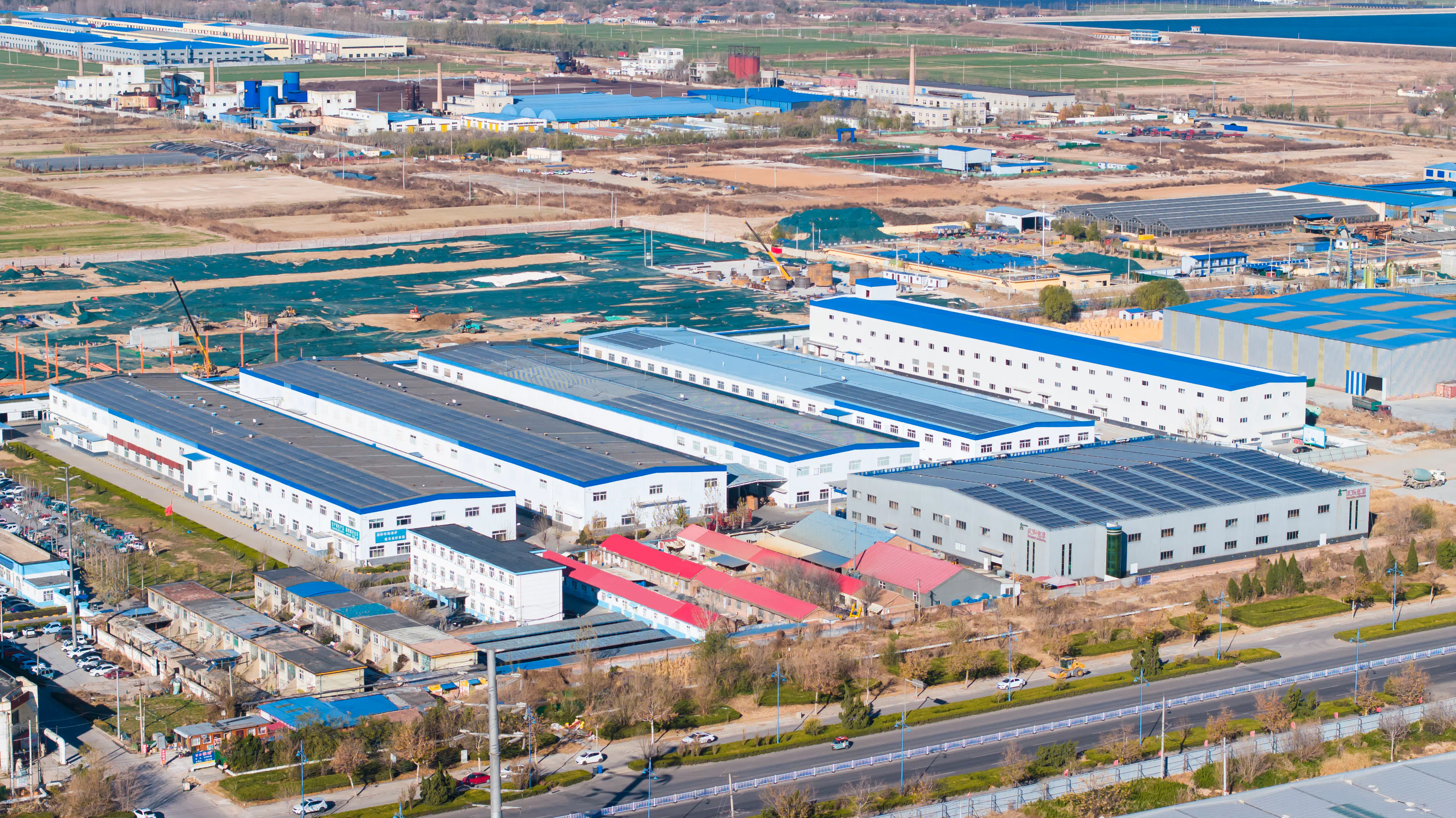 Shandong Tranlin Straw New Environmental Technology Joint Stock Company Limited Impulsando el cambio sostenible a través de soluciones de embalaje ecológicas Quiénes somos En Shandong Tranlin Straw New Environmental Technology Joint Stock Company Limited, creemos que el futuro del embalaje reside en la armonía con la naturaleza. Fundada en 2008, Tranlin se ha convertido en un pionero global de primer nivel en la industria del embalaje sostenible y ecológico. Profundamente arraigados en la tecnología verde, nos especializamos en la I+D y la fabricación inteligente de vajilla de fibra moldeada 100% compostable, embalajes para panadería, suministros de pulpa médica y embalajes industriales premium. A lo largo de casi dos décadas de dedicación, nuestros productos premium han llegado con éxito a los mercados globales, ganándose la confianza en Europa, América del Norte (EE. UU. y Canadá), Corea del Sur, Japón y Australia. Nuestros materiales ecológicos e innovación Decimos NO a los plásticos derivados del petróleo. Guiados por los principios de la economía circular, Tranlin utiliza fibras vegetales 100% naturales como materia prima principal. Nuestros productos son totalmente biodegradables y compostables a nivel comercial, y regresan de forma segura a la tierra sin dejar rastro. Ofrecemos con orgullo dos estéticas principales de producto —fibra natural (sin blanquear) y fibra blanca— en cientos de especificaciones, incluidos tazones ecológicos, platos, fuentes, bandejas de un solo uso, envases de comida para llevar, vasos de porciones y cubiertos duraderos. Para satisfacer las demandas cambiantes de los compradores globales, hemos desarrollado tratamientos avanzados de producto que se alinean con los estándares internacionales: --Serie con revestimiento de PLA: revestimientos interiores premium de origen vegetal que ofrecen una resistencia superior a las fugas sin los recubrimientos plásticos tradicionales de PE. --Serie libre de PFAS (sin flúor): envases alimentarios saludables, seguros y sin toxinas que cumplen con estrictos mandatos regulatorios globales. --Serie con color personalizado y recubrimiento: colores vibrantes que combinan con la marca y barreras protectoras diseñadas para experiencias de catering premium. Escala y capacidades de producción incomparables Como una potencia manufacturera sólida, Tranlin opera una instalación de última generación que abarca más de 300 acres (aproximadamente 1,2 millones de pies cuadrados) y cuenta con una fuerza laboral dedicada de más de 1000 profesionales de la industria. Con una capacidad de producción anual de hasta 5000 millones de piezas de vajilla ecológica, poseemos la escala masiva necesaria para respaldar sin problemas a importadores globales de gran volumen, distribuidores importantes y cadenas de restaurantes internacionales. Nuestros rigurosos sistemas de control de calidad y automatización de vanguardia garantizan que cada pieza cumpla con los estándares internacionales de primer nivel en rendimiento y seguridad alimentaria. Soluciones de embalaje personalizadas integrales Más allá de la fabricación, Tranlin es un socio de confianza. Ofrecemos soluciones de embalaje sostenible personalizadas e integrales en diversos sectores del mercado, incluidos: --Cadenas de servicios de alimentación globales y nacionales --Grupos de catering comercial y hoteles --Corporaciones de producción y procesamiento de alimentos --Tiendas de conveniencia y comercio minorista --Sectores de hostelería, turismo y entretenimiento Desde el diseño conceptual y la creación de prototipos personalizados hasta la fabricación en masa y el soporte logístico global, nuestro equipo profesional garantiza una experiencia de servicio impecable de principio a fin. Nuestra visión para un mañana más verde Innovación, sostenibilidad, artesanía y responsabilidad son los valores fundamentales que definen todo lo que hacemos. De cara al futuro, Tranlin se mantiene firme en su misión de combatir la contaminación plástica. Iteraremos continuamente nuestras tecnologías verdes, mejoraremos nuestros servicios globales y ofreceremos soluciones de embalaje personalizadas de mayor estándar, ayudando a nuestros socios a reducir su huella de carbono y contribuyendo con una fuerza poderosa al desarrollo sostenible del mundo.